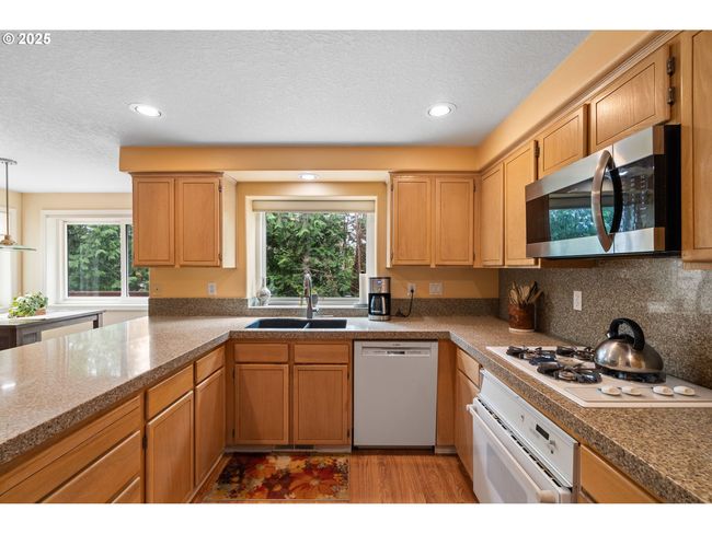 3010 Sw Phyllis Dr, House other with 4 bedrooms, 3 bathrooms and 3 parking in Gresham OR | Image 9