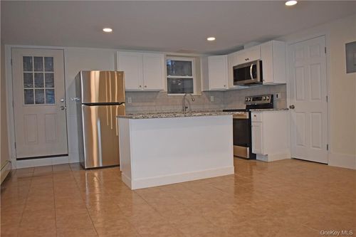 33 E Vacation Dr, Wappingers Falls, NY, 12590-6530 | Card Image