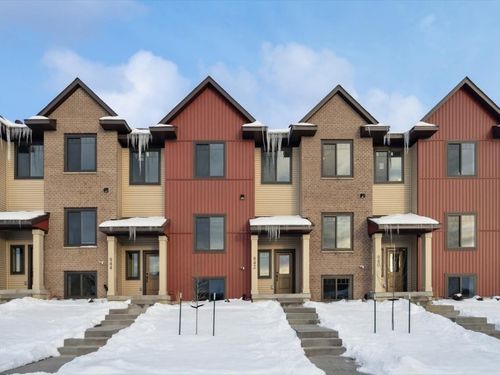 944 Dubs Dr, Iowa City, IA, 52246-8802 | Card Image