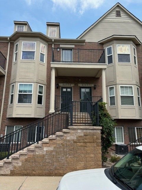 Hamlet Ln, Novi, MI 48375