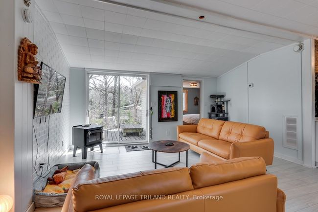 7933 Katharine Cres, House other with 2 bedrooms, 1 bathrooms and 5 parking in Port Franks ON | Image 6