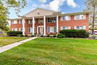 101 - 24111 Meridian Road, Condo with 2 bedrooms, 1 bathrooms and null parking in Grosse Ile Twp MI | Image 1