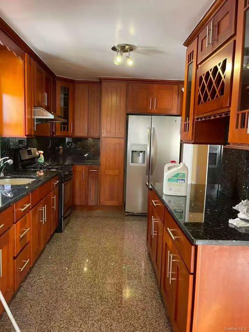 5715 224th St, Oakland Gardens, NY, 11364-2007 | Card Image