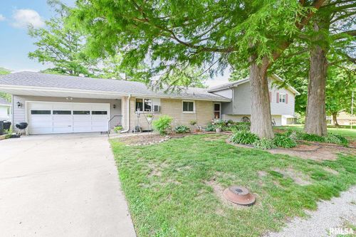 201 Oak St, Delavan, IL, 61734-9235 | Card Image