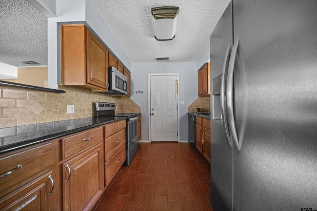 17607 Kristopher Cir, House other with 3 bedrooms, 2 bathrooms and null parking in Whitehouse TX | Image 4