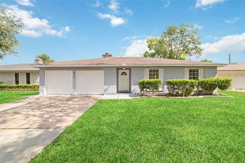 6111 Westbranch Dr, Houston, TX, 77072-1033 | Card Image