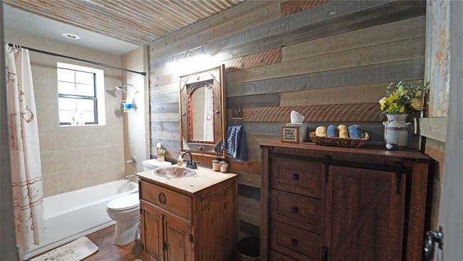 Guest Quarters - Bathroom | Image 30