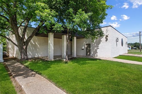 west-wing-189 S Manse Avenue, Giddings, TX, 78942 | Card Image