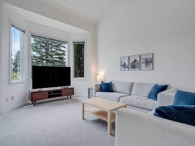 683 Strathcona Dr Sw, House other with 4 bedrooms, 3 bathrooms and 4 parking in Calgary AB | Image 4