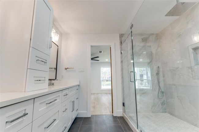 Large walk-in shower with Rain shower | Image 18
