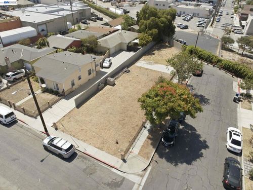 1100 E 23rd St, Signal Hill, CA, 90755-3402 | Card Image