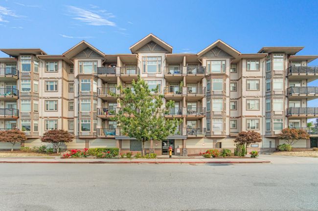 202 - 46021 Second Avenue, Condo with 3 bedrooms, 2 bathrooms and null parking in Chilliwack BC | Image 1