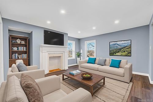 27 Spruce St, Poughkeepsie, NY, 12601-1742 | Card Image