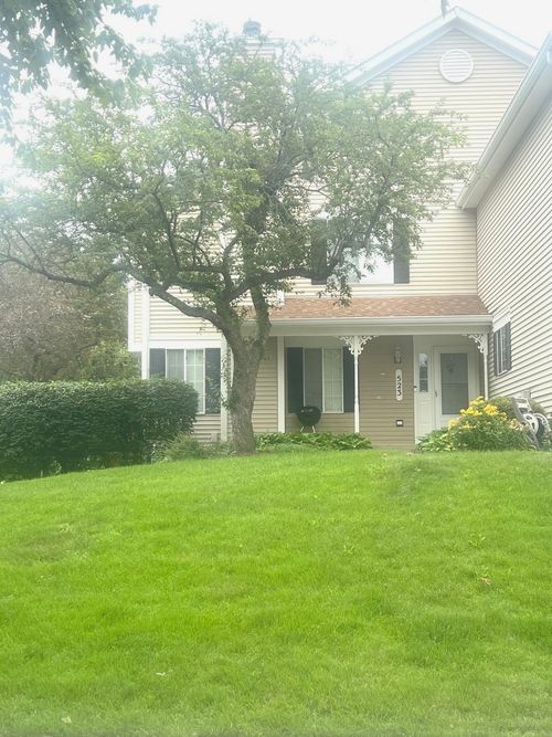 523 Lowell Dr, South Elgin, IL, 60177-2928 | Card Image