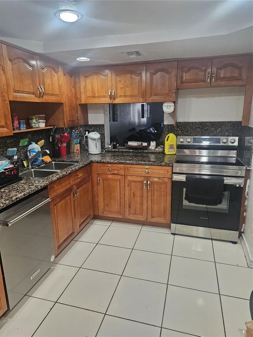 142-6599 Racquet Club Dr, Lauderhill, FL, 33319-1807 | Card Image