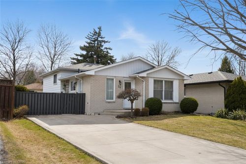 24 Grenoble Road, Hamilton, ON, L9C6K6 | Card Image
