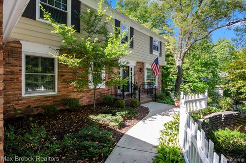 32533 Robinhood Dr, Beverly Hills, MI, 48025-2513 | Card Image