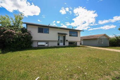 9737 117 Ave, House detached with 4 bedrooms, 2 bathrooms and 2 parking in Grande Prairie AB | Image 2