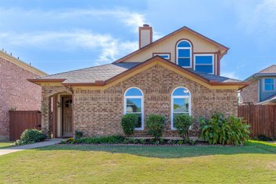 View of front facade featuring a front yard | Image 1