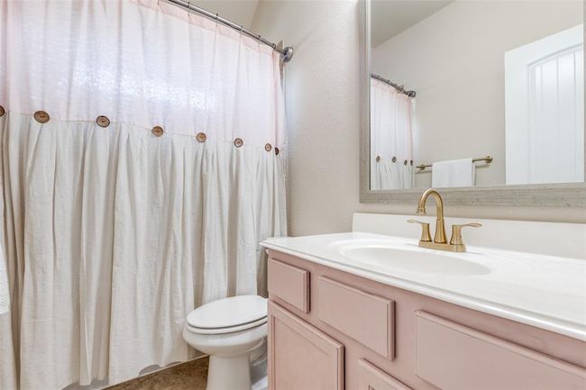 Upstairs Bath | Image 24