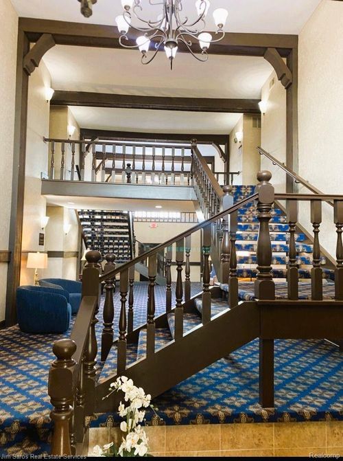 apt-10-1750 Vernier Rd, Grosse Pointe Woods, MI, 48236-1572 | Card Image