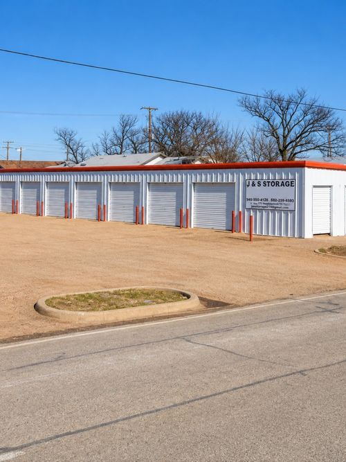 416 E Cleveland Ave, Electra, TX, 76360-3024 | Card Image