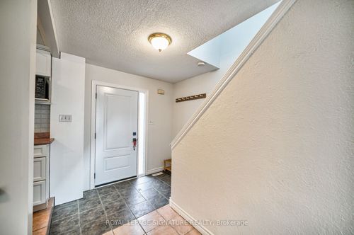 16 Christie Cres, Barrie, ON, L4N4W8 | Card Image