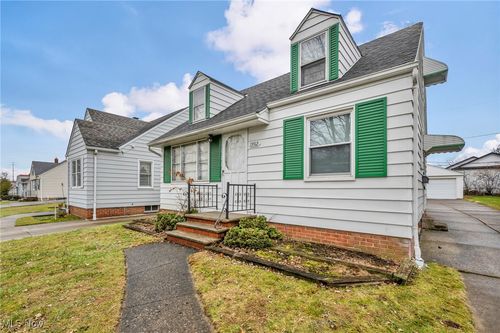 15512 Fernway Dr, Maple Heights, OH, 44137-3758 | Card Image