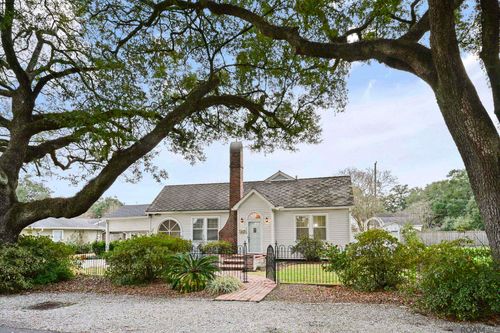 557 Avenue C, Port Allen, LA, 70767-3037 | Card Image