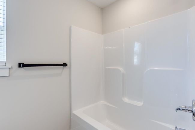 Full bathroom with shower / bathtub combination | Image 16