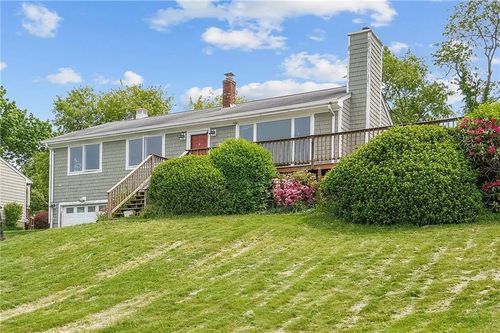 9 Algonquin Dr, Middletown, RI, 02842-4573 | Card Image