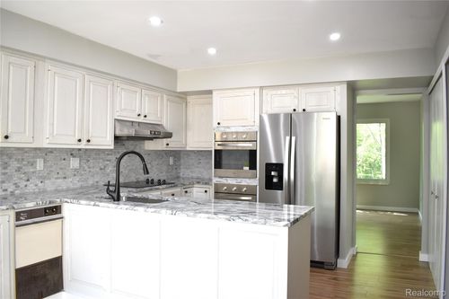 2073 Bordeaux St, West Bloomfield, MI, 48323-3012 | Card Image