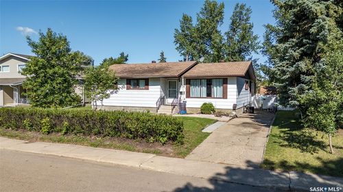 1338 Lacroix Cres, House with 5 bedrooms, 3 bathrooms and 2 parking in Prince Albert SK | Card Image