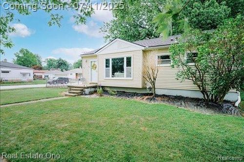 17356 Eastland St, Roseville, MI, 48066-7801 | Card Image