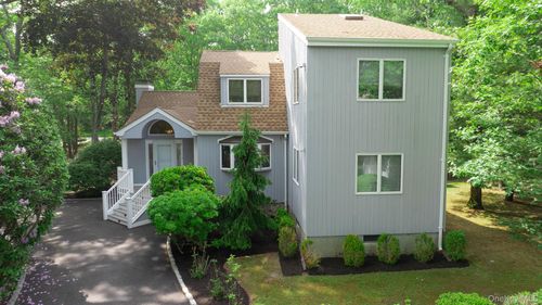 2 Strathmore Court, Southampton, NY, 11960 | Card Image