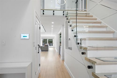 16 Pony Cir, Roslyn Heights, NY, 11577-1979 | Card Image