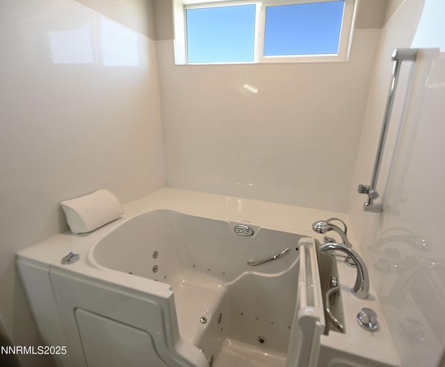 Jetted tub | Image 17