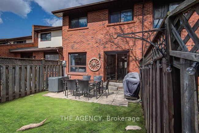93 - 93 Foster Cres, Condo with 3 bedrooms, 2 bathrooms and 1 parking in Brampton ON | Image 4