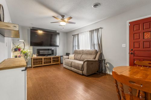 800 Juniper Dr, Rantoul, IL, 61866-1651 | Card Image