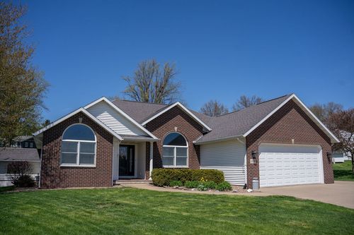 802 Grant Ct, Maquoketa, IA, 52060-3416 | Card Image