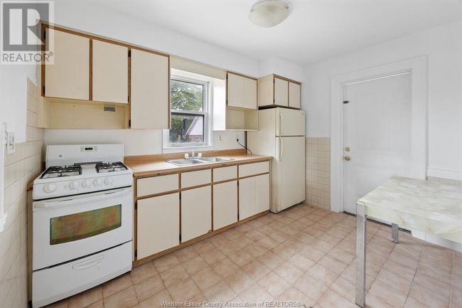 1056 Shepherd St E, Home with 3 bedrooms, 2 bathrooms and null parking in Windsor ON | Image 4