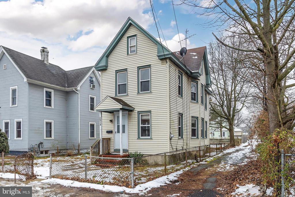 Pine St, Paulsboro, NJ 08066