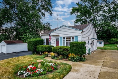 17 Youtz Ave, Akron, OH, 44301-2533 | Card Image
