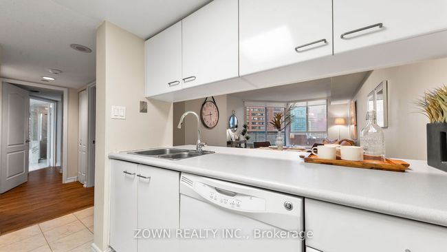 711 - 38 Elm St, Condo with 2 bedrooms, 2 bathrooms and null parking in Toronto ON | Image 8