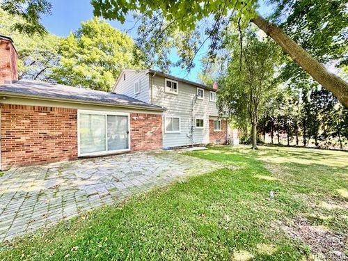 4205 Hardwoods Dr, West Bloomfield, MI, 48323-2631 | Card Image