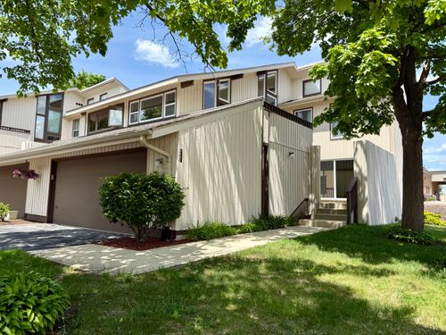 1224 W Baldwin Ct, Mequon, WI, 53092-5909 | Card Image