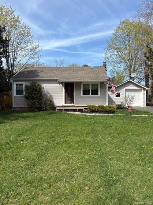 152 Old Country Rd, Westhampton, NY, 11977-1032 | Card Image