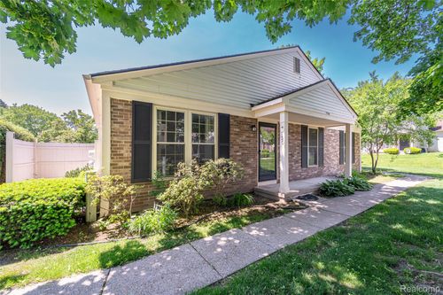 7730 Lake Ridge Dr, Waterford, MI, 48327-4165 | Card Image