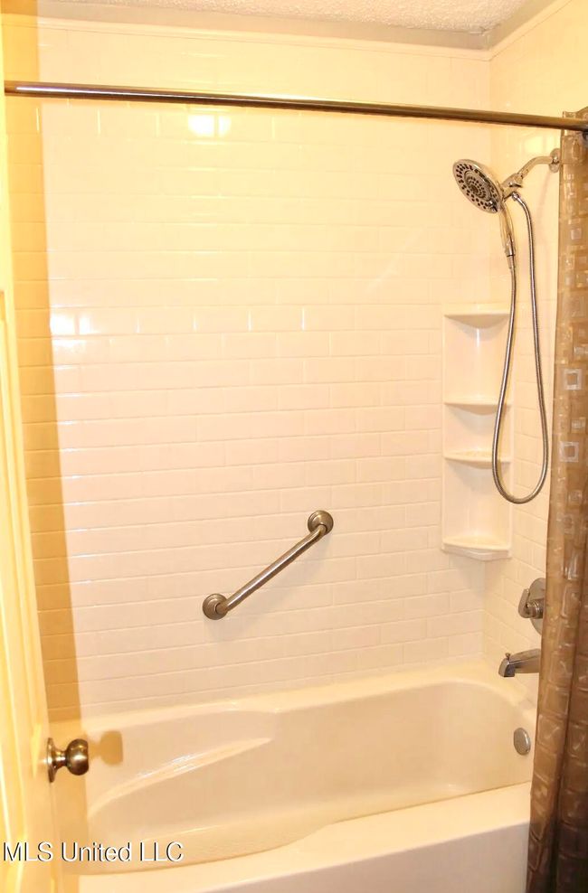 Guest Shower - Downstairs | Image 25