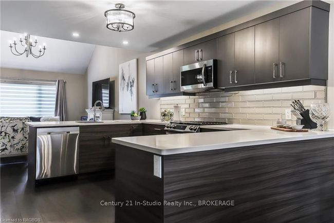 160 Hawthorn Cres, Condo with 3 bedrooms, 4 bathrooms and 2 parking in Kemble ON | Image 12